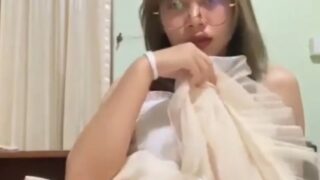 คลิปหลุด น้องแว่น โชว์ช่วยตัวเองคาไลฟ์สดแบบเสียวๆ แหวกหีชมพูสุดน่าเลียออกมาให้ชมแบบเต็มๆตา คลิปหลุดพิมละนิน ช่วยตัวเองแบบเสียวๆ
