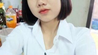 คลิป หลุด น้อง ชุด อาชีวะ อัดคลิปตอนโดนผัวล่อหีร้องครางเสียงดัง นอนแหกขาคาชุดนักเรียน ก่อนให้ผัวเอาควยถูวนรอบหี แล้วยัดxxxเข้าหีเด็กสีชมพู วัยรุ่นสาวเย็ดกับแฟน